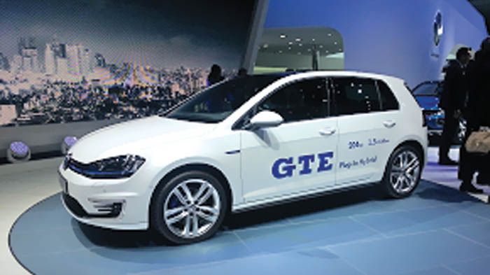 Παρουσίαση του πρωτότυπου μοντέλου plug-in hybrid από τη Renault. Παρουσίαση του πρωτότυπου μοντέλου plug-in hybrid από τη Renault.